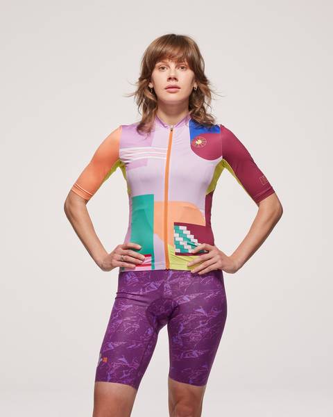 Model is wearing a size XS Jersey and S Bib shorts